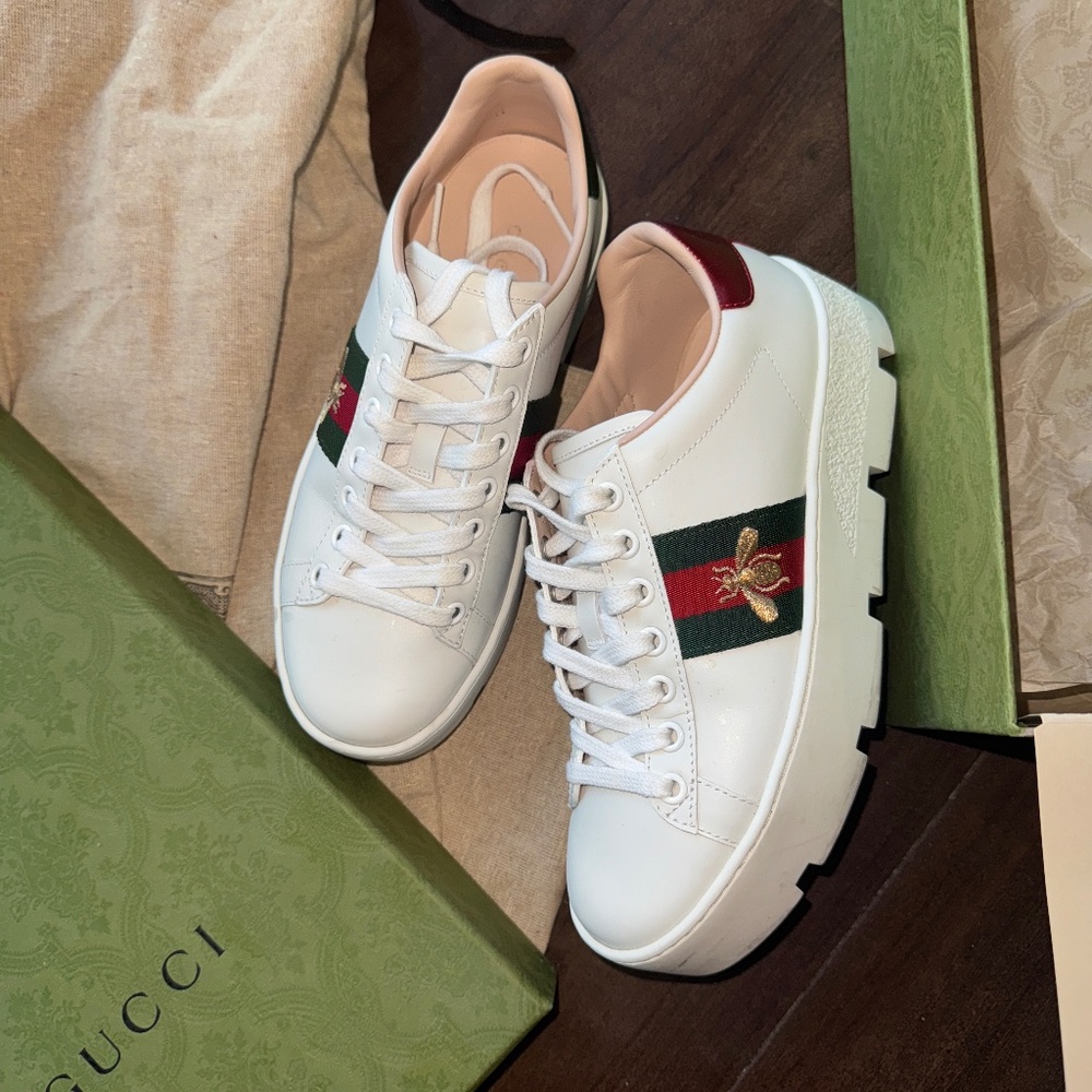 Gucci Ace Embroidered Platform Sneakers (bee detail, red/green metallic mismatch